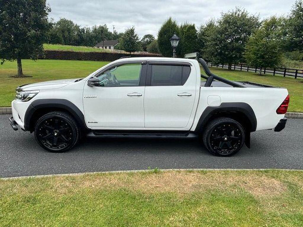 TOYOTA Hilux 2.4 D-4D Invincible 4WD      2018